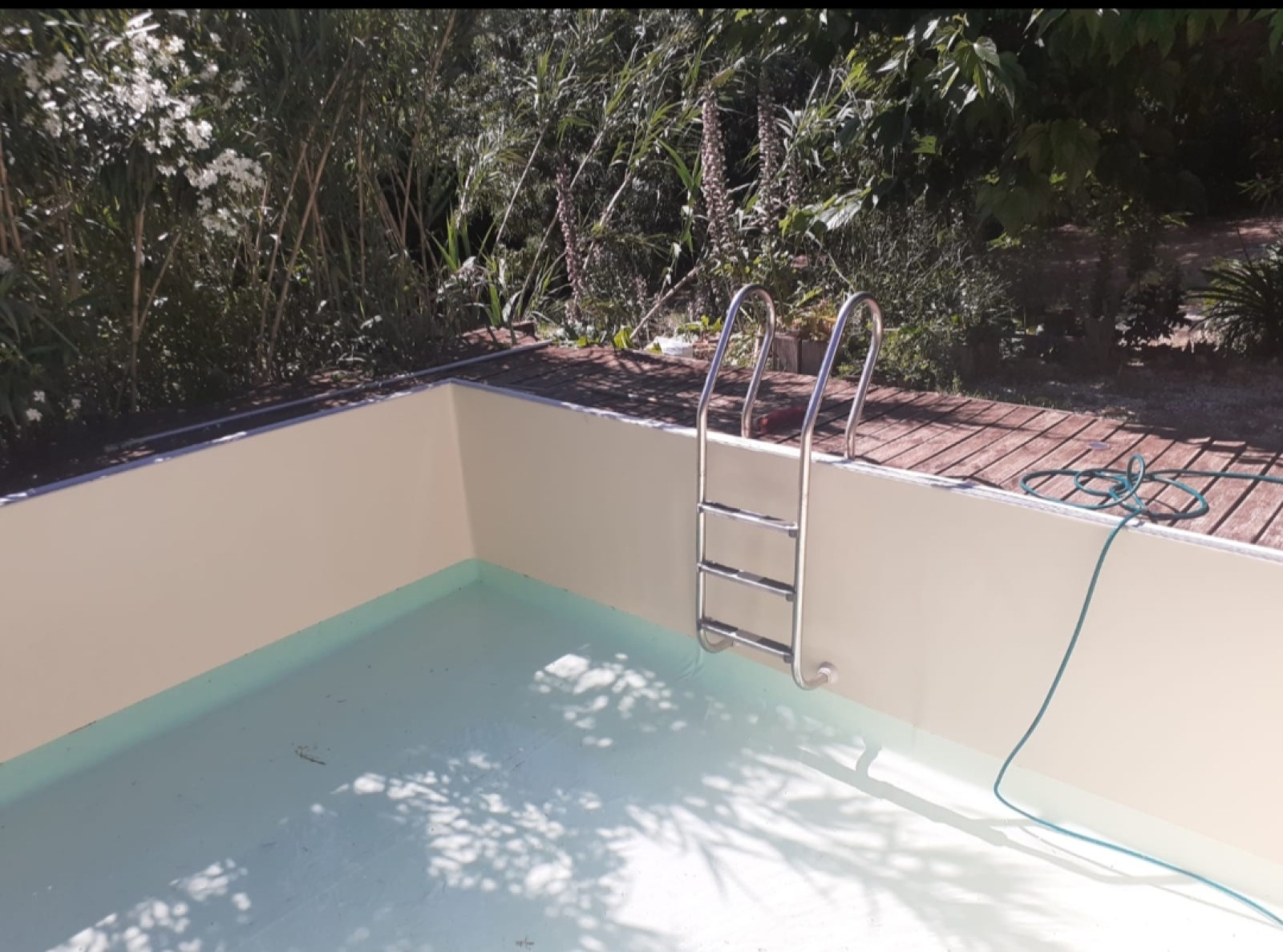 Rénover une piscine en bois par l'installation de panneaux en acier galvanisé avec ossature métallique à Cassis