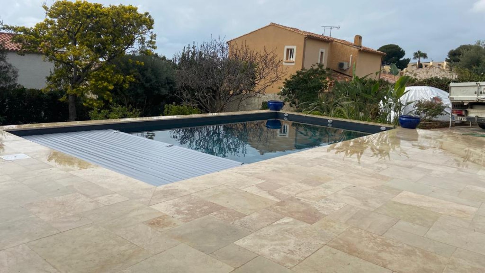 Construction d'une piscine de 8x4m avec rideau immergé et volet roulant à Bandol dans le Var