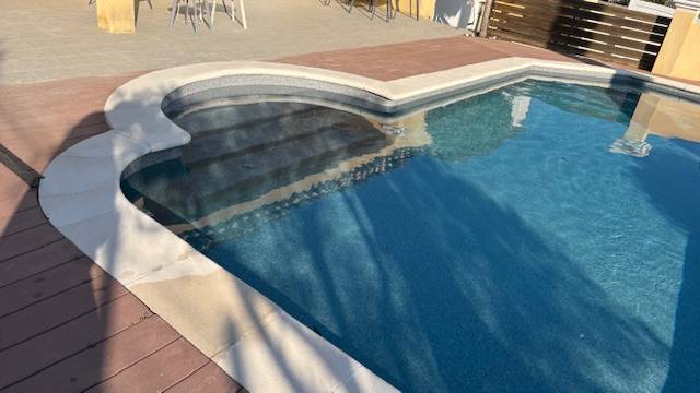 Rénovation piscine béton avec pose de PVC armé à Sanary et création d’un local technique hors sol