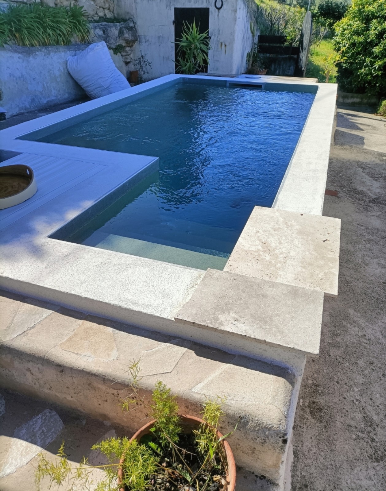 Vue d'une piscine équipée d'un système de nage à contre-courant.