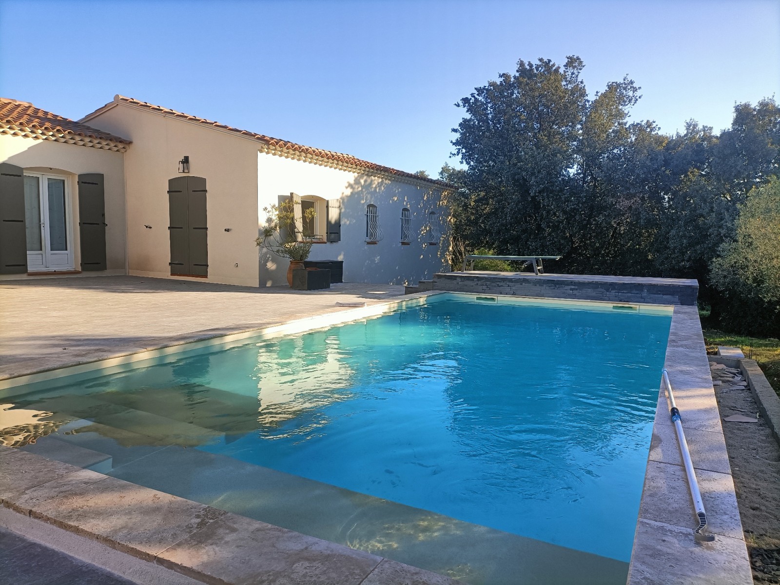 Piscine creusée rénovée à St Cyr sur Mer, avant et après transformation