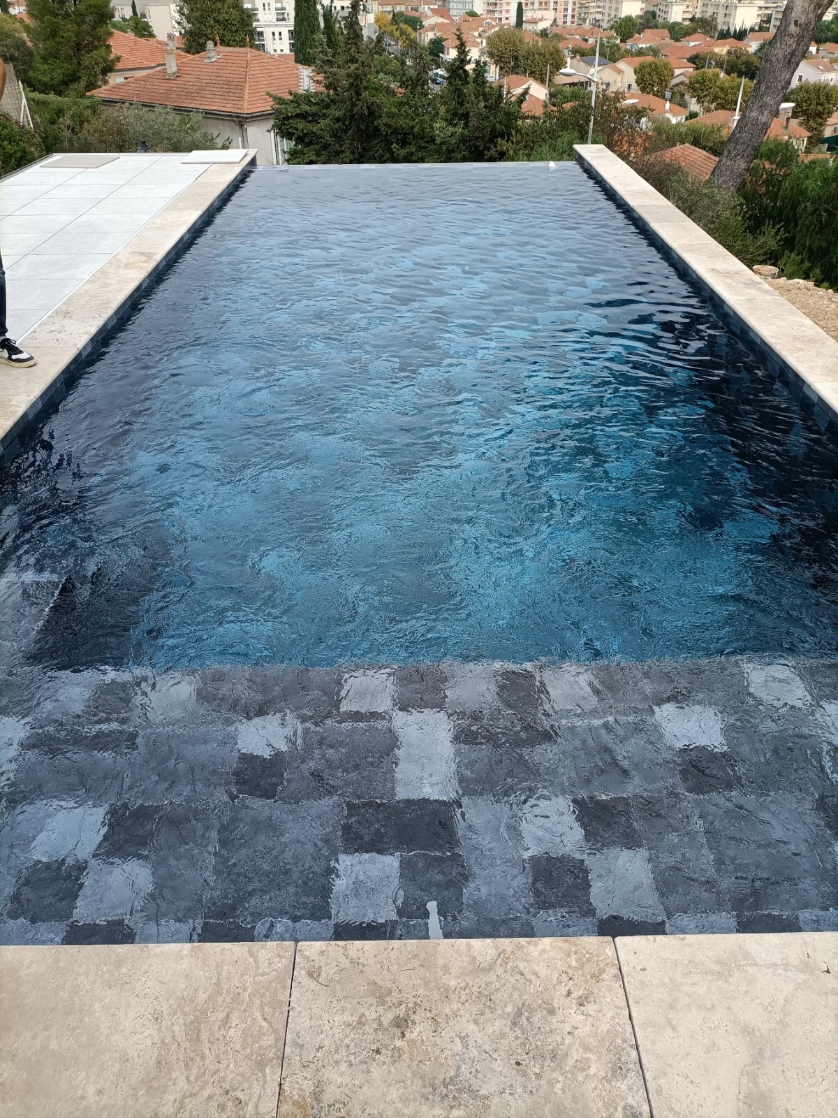 Devis et construction d'une piscine traditionnelle à débordement La Ciotat