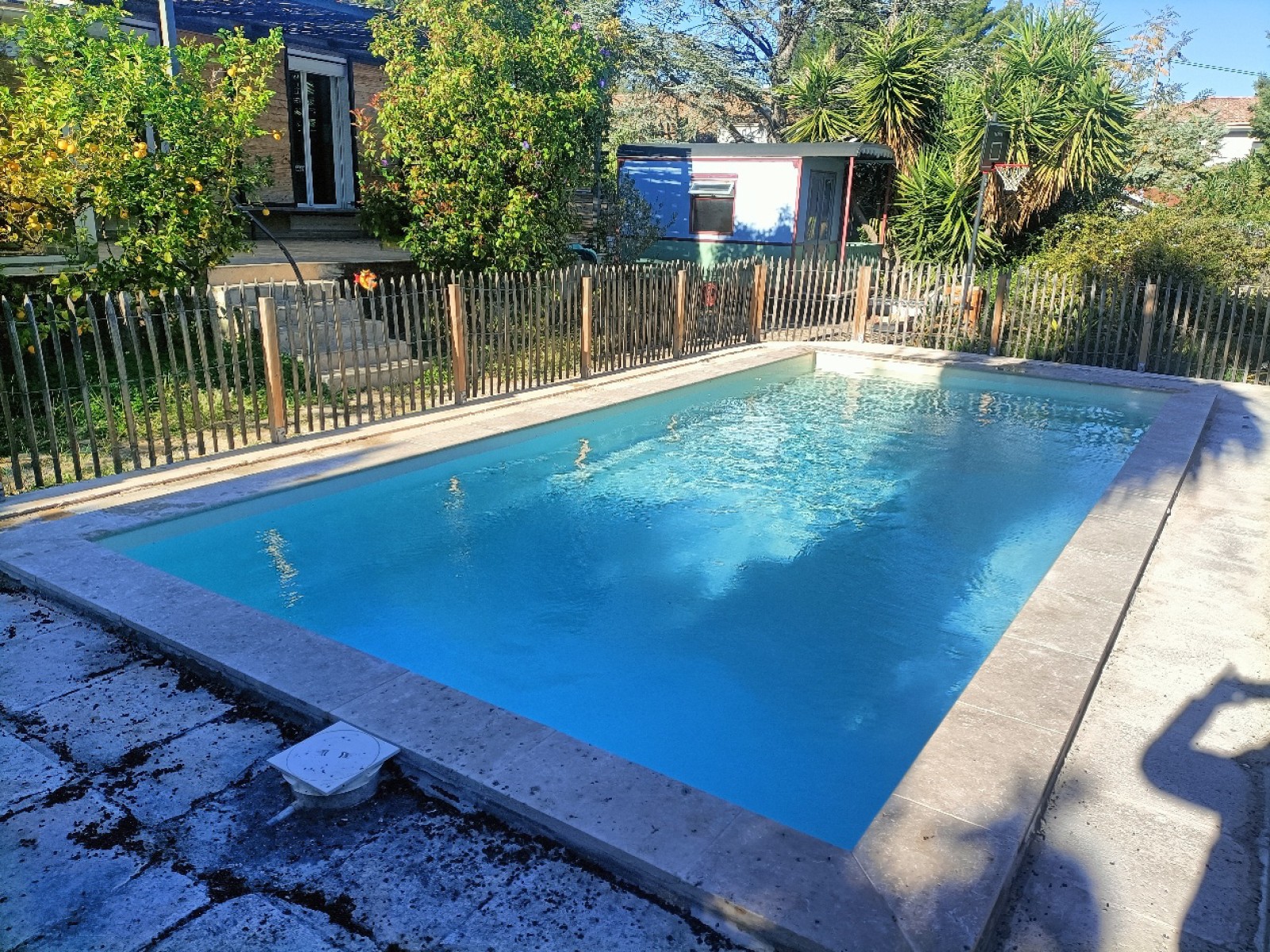 Rénovation d'une piscine en kit avec intégration d'un escalier bain tahitien à La Ciotat proche de Toulon