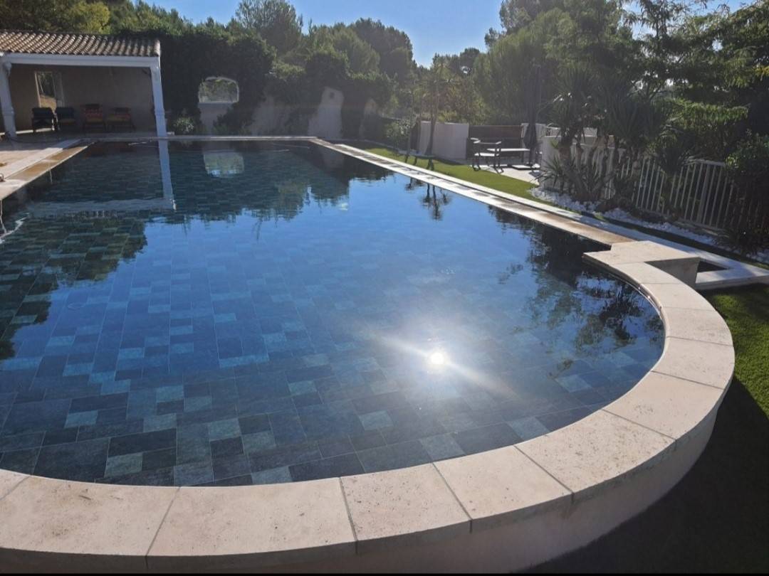 Modernisation et création d'une piscine miroir a Lambesc.