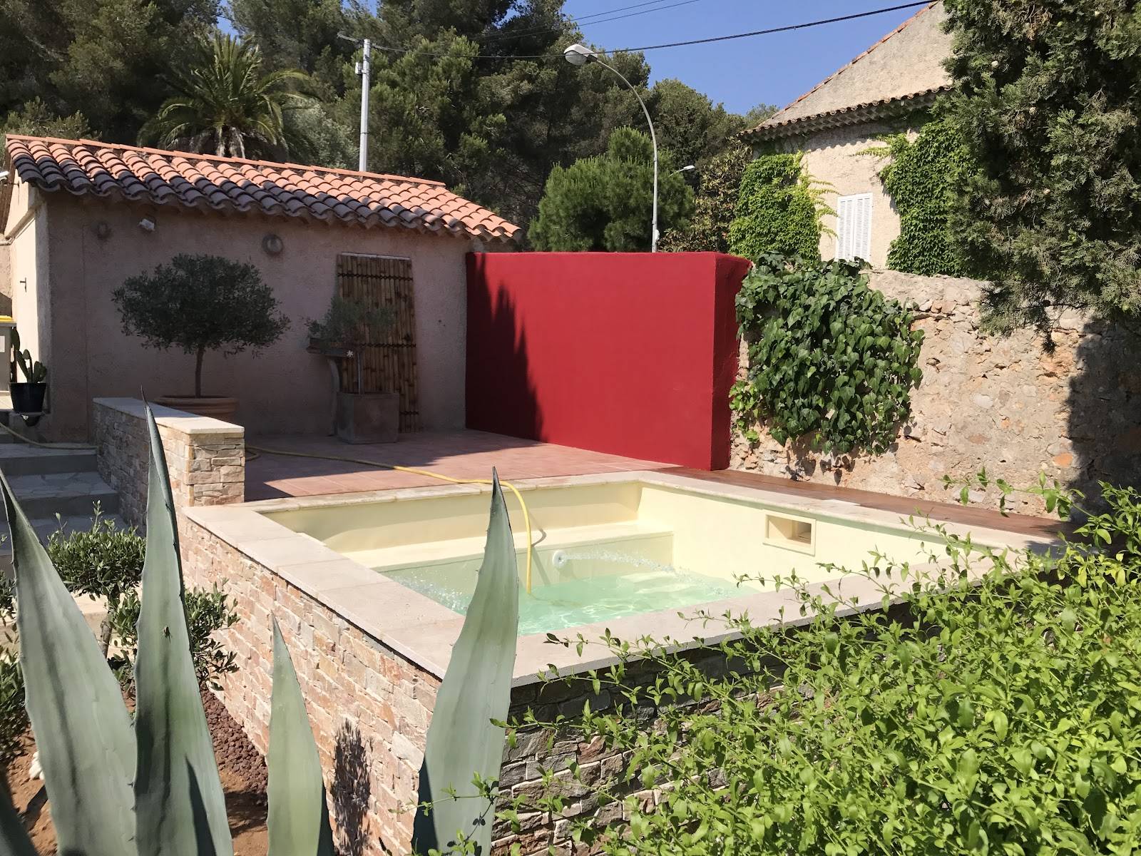Réalisation d' une piscine sans permis ( -10m²)dans  d'un petit jardin à  Sanary sur mer près de La Seyne sur Mer