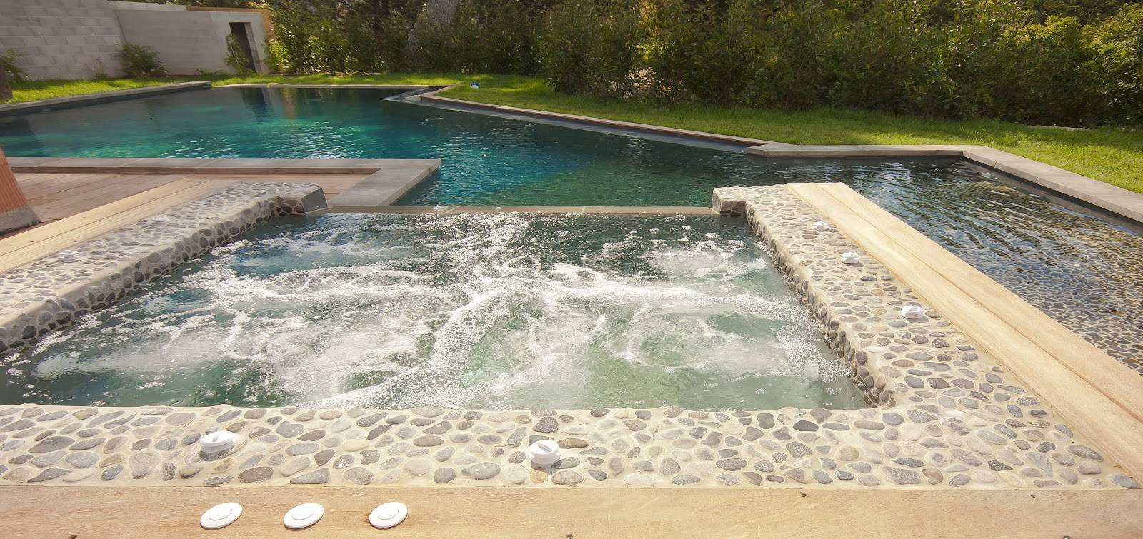 Construction d'une piscine  en forme a débordement avec jacuzzi à La Ciotat