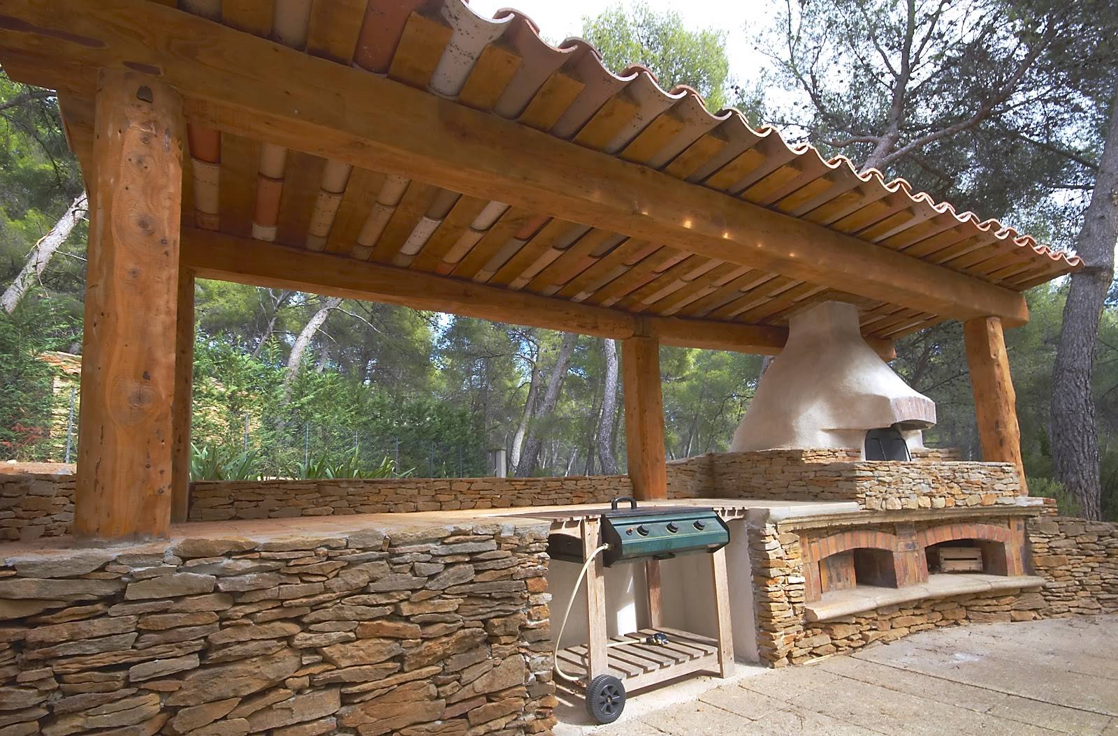 Construction d'une Cuisine d'Été sur mesure en Maçonnerie, Bois et Pierre Sèche dans une propriété à la Ciotat 13600