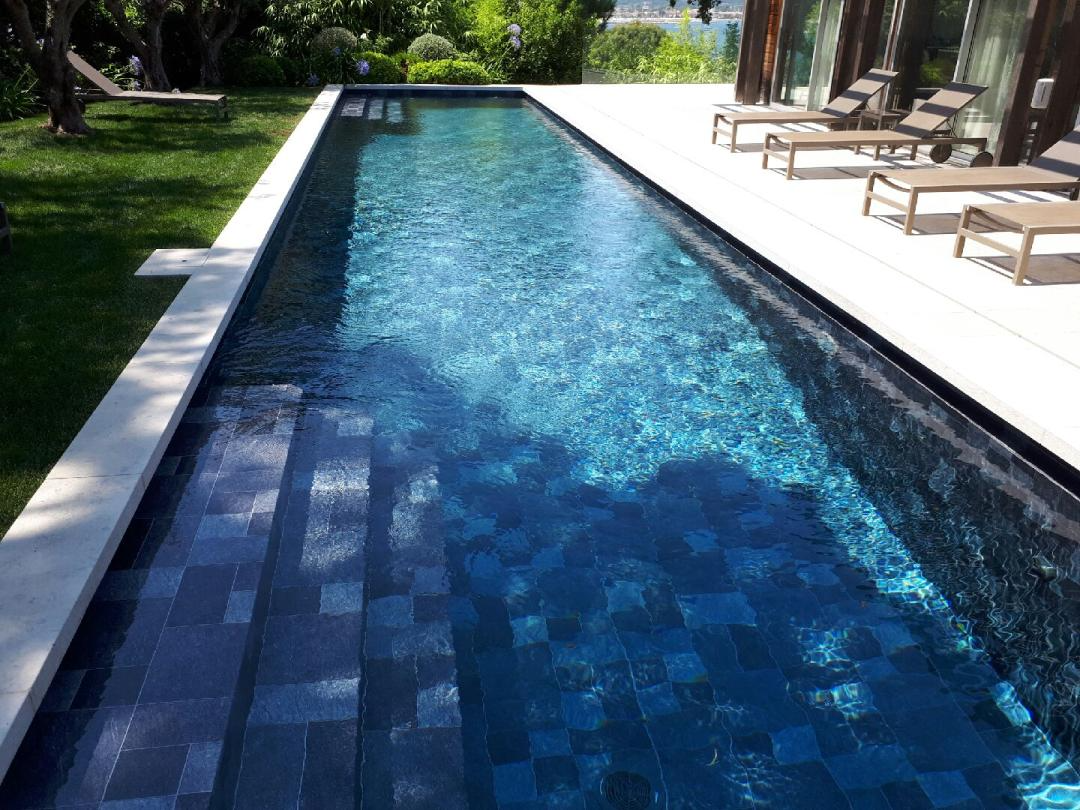 Construction d'une piscine couloir de nage a Saint Tropez pour une expérience de baignade unique