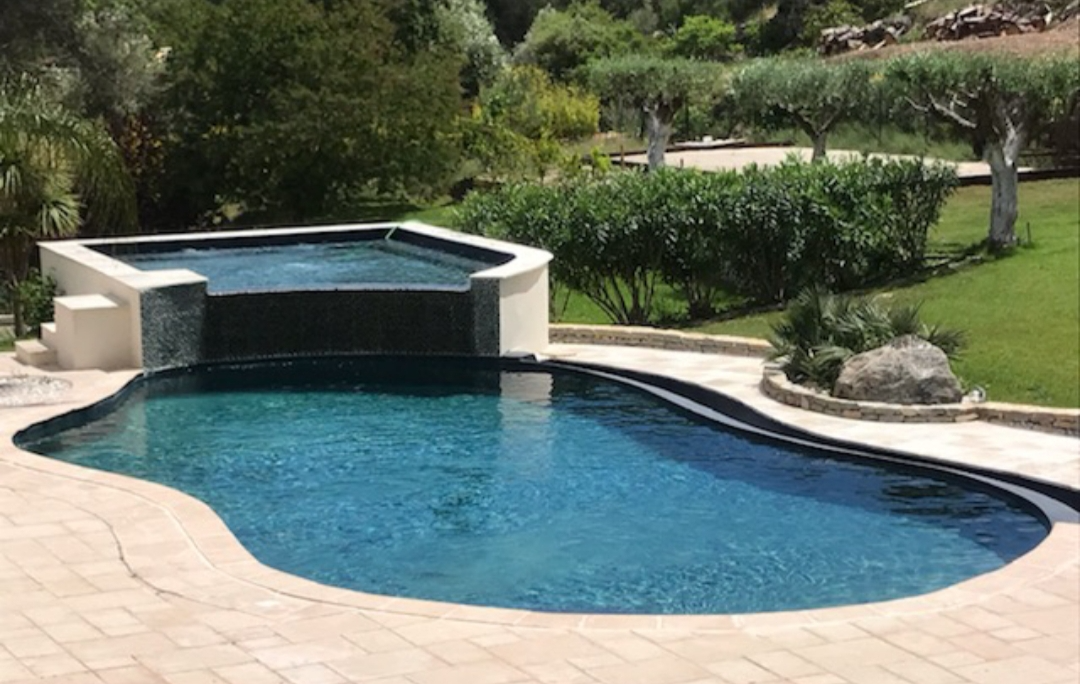Rénovation d'une piscine  & spa à débordement  création a Bandol près de Toulon