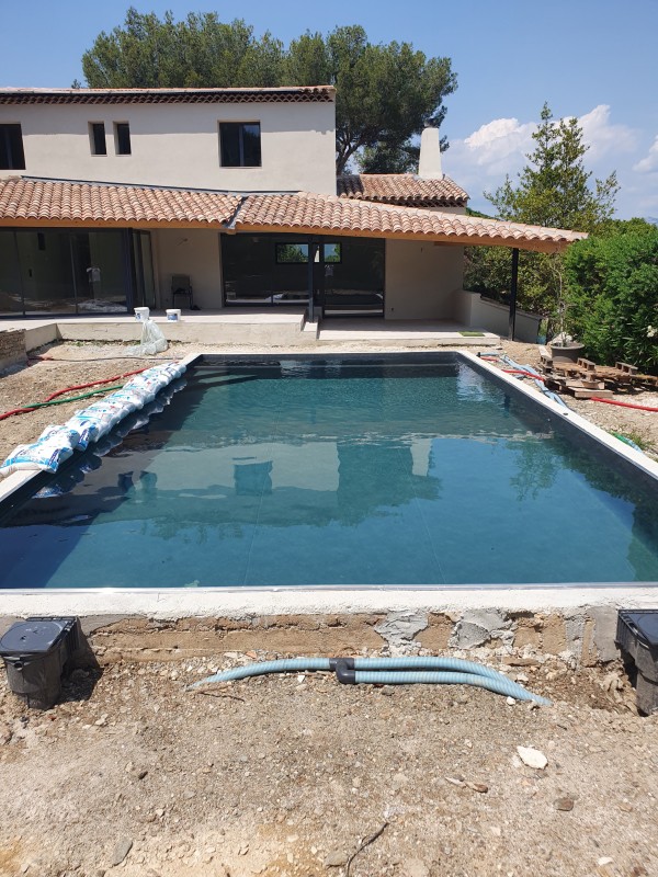 Pisciniste pour rénover une piscine en béton armé proche de Bandol dans le Var