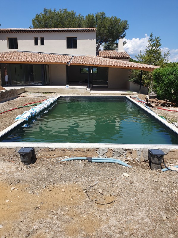 Pisciniste pour rénover une piscine en béton armé proche de Bandol dans le Var