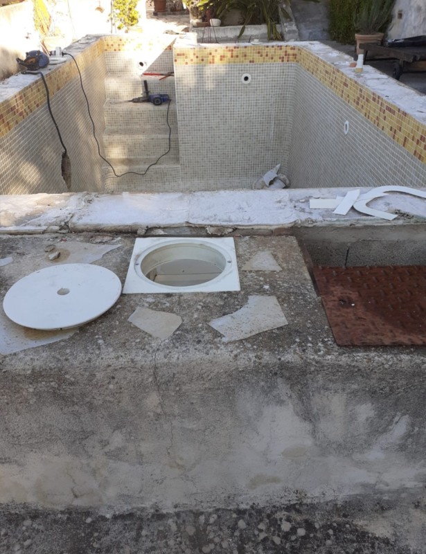 Rénovation d'une piscine sur Cassis avec remplissage automatique.