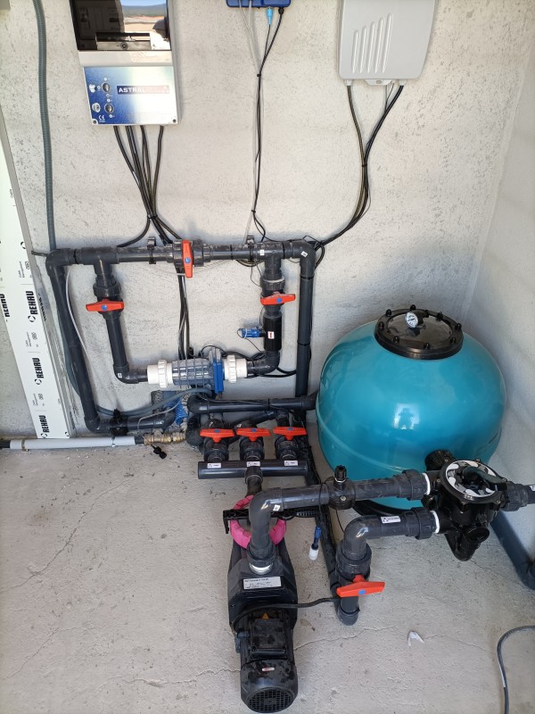 Electrolyseur au sel pour l'entretien d'une piscine dans le Var