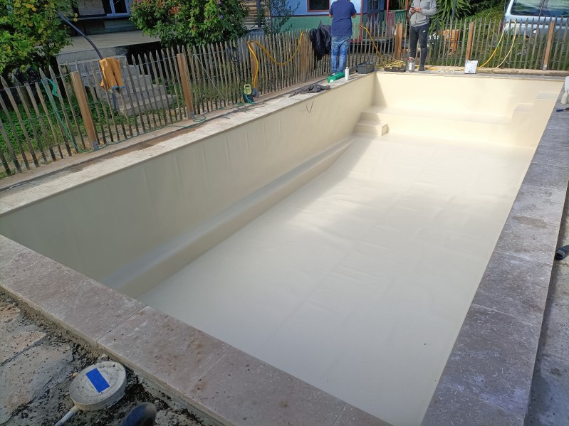 Rénovation d'une piscine en kit avec intégration d'un escalier bain tahitien à La Ciotat proche de Toulon