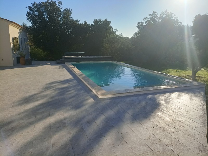 Piscine modernisée avec nouveaux équipements à St Cyr sur Mer après rénovation.