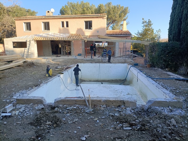 Pisciniste pour rénover une piscine en béton armé proche de Bandol dans le Var