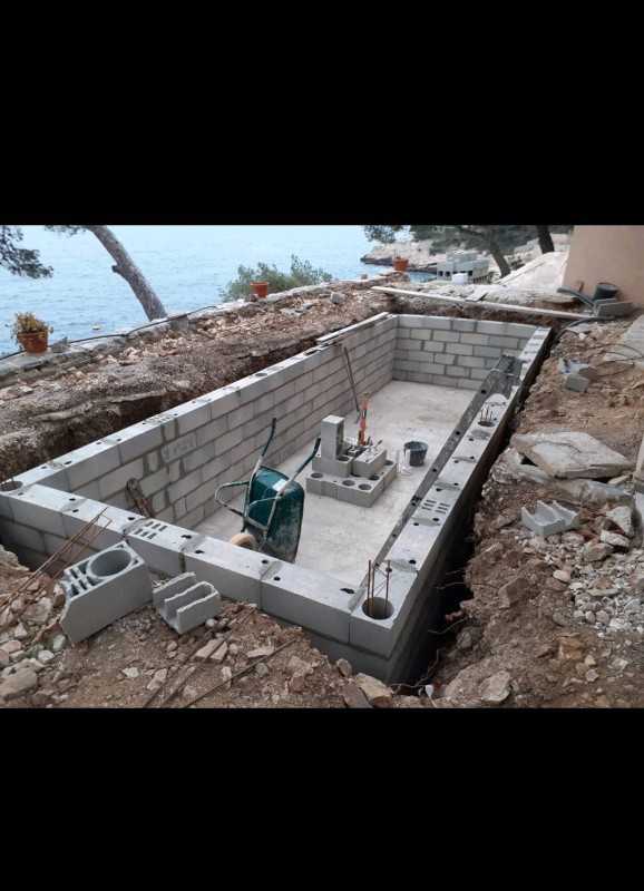 Construction d'une Piscine de 7 x 3, fond plat de 1.40 m, revêtement PVC armé gris anthracite, skimmer miroir gris à Cassis près de la Ciotat