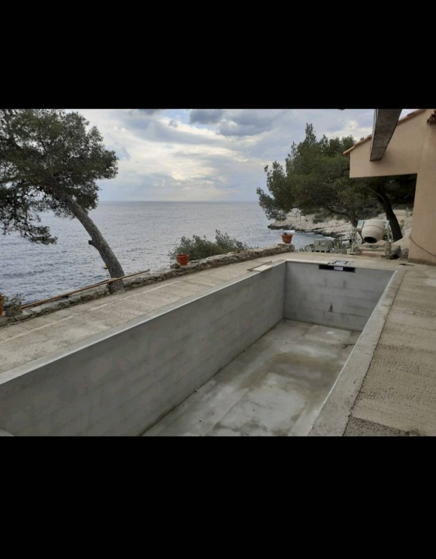 Construction d'une Piscine de 7 x 3, fond plat de 1.40 m, revêtement PVC armé gris anthracite, skimmer miroir gris à Cassis près de la Ciotat