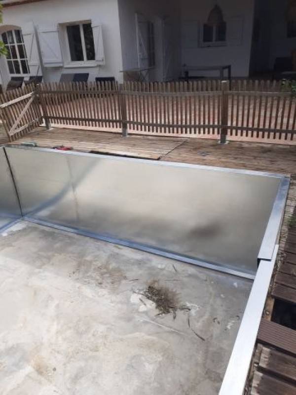 Rénover une piscine en bois par l'installation de panneaux en acier galvanisé avec ossature métallique à Cassis