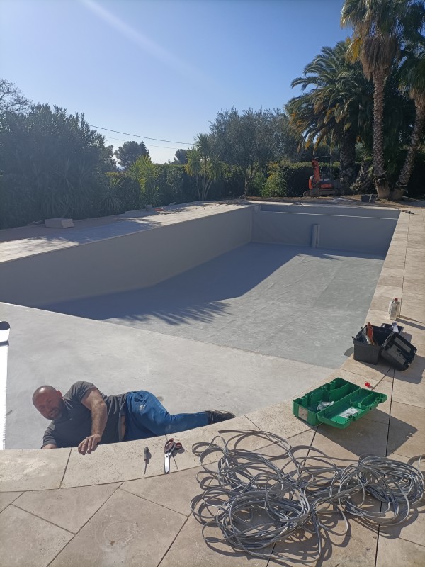 Rénovation d'une piscine de 17m sur 6m avec un revêtement en PVC armé gris clair à St Cyr sur Mer proche de Toulon
