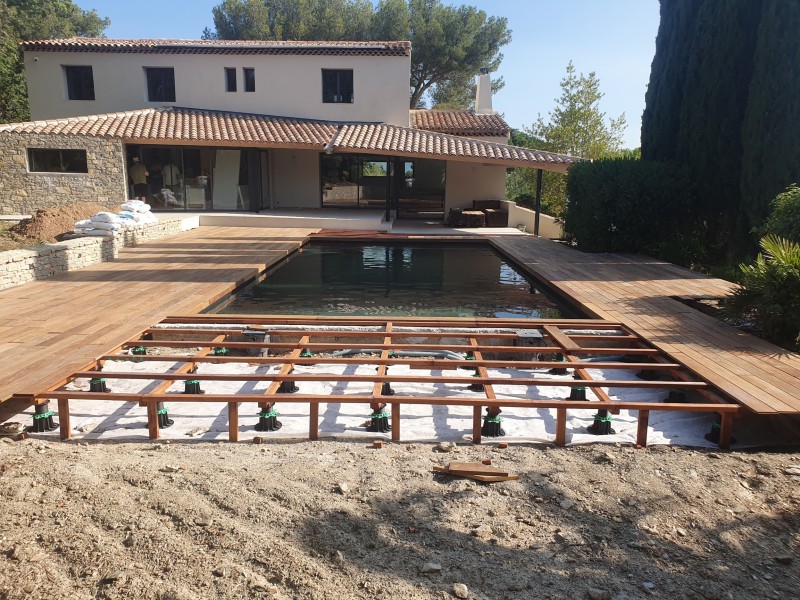 Pisciniste pour rénover une piscine en béton armé proche de Bandol dans le Var