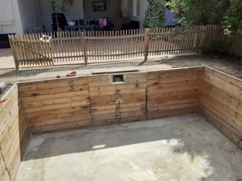 Rénover une piscine en bois par l'installation de panneaux en acier galvanisé avec ossature métallique à Cassis