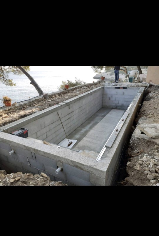 Construction d'une Piscine de 7 x 3, fond plat de 1.40 m, revêtement PVC armé gris anthracite, skimmer miroir gris à Cassis près de la Ciotat