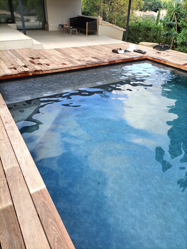 Pisciniste pour rénover une piscine en béton armé proche de Bandol dans le Var