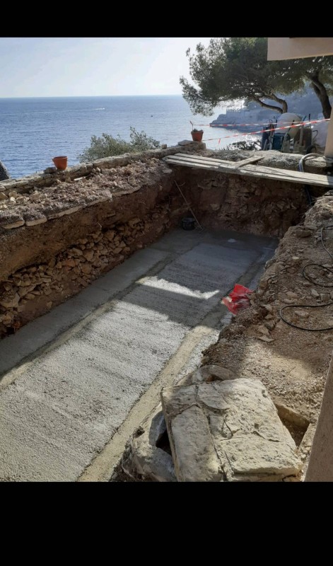 Construction d'une Piscine de 7 x 3, fond plat de 1.40 m, revêtement PVC armé gris anthracite, skimmer miroir gris à Cassis près de la Ciotat