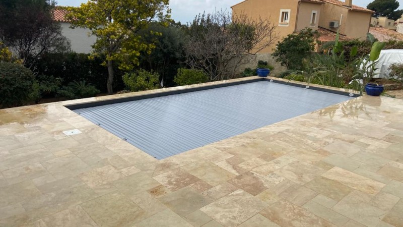 Construction d'une piscine de 8x4m avec rideau immergé et volet roulant à Bandol dans le Var