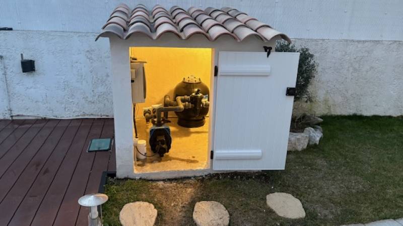 Rénovation piscine béton avec pose de PVC armé à Sanary et création d’un local technique hors sol