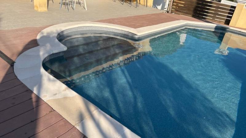 Rénovation piscine béton avec pose de PVC armé à Sanary et création d’un local technique hors sol