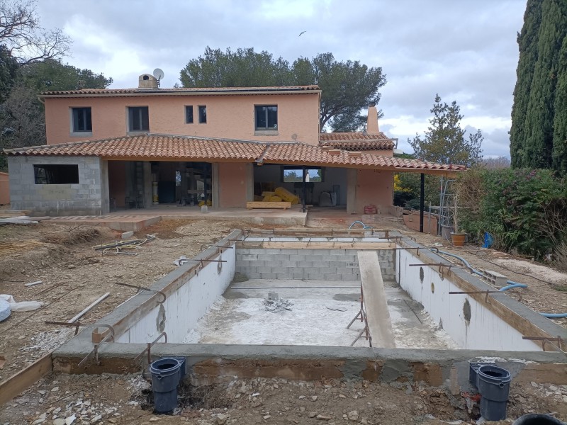 Pisciniste pour rénover une piscine en béton armé proche de Bandol dans le Var