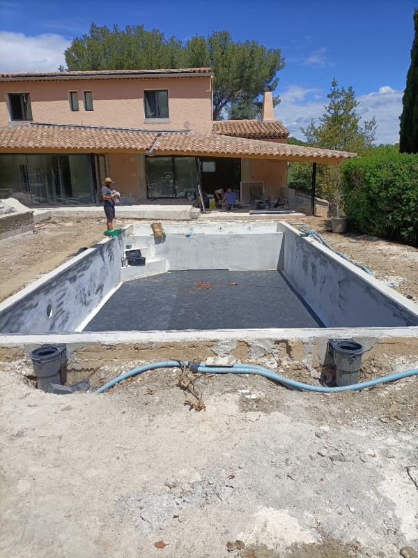 Pisciniste pour rénover une piscine en béton armé proche de Bandol dans le Var