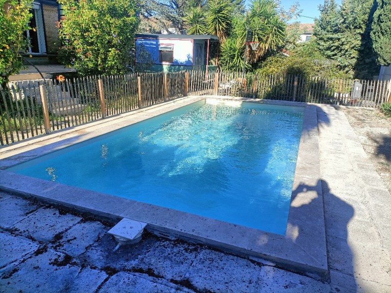 Rénovation d'une piscine en kit avec intégration d'un escalier bain tahitien à La Ciotat proche de Toulon