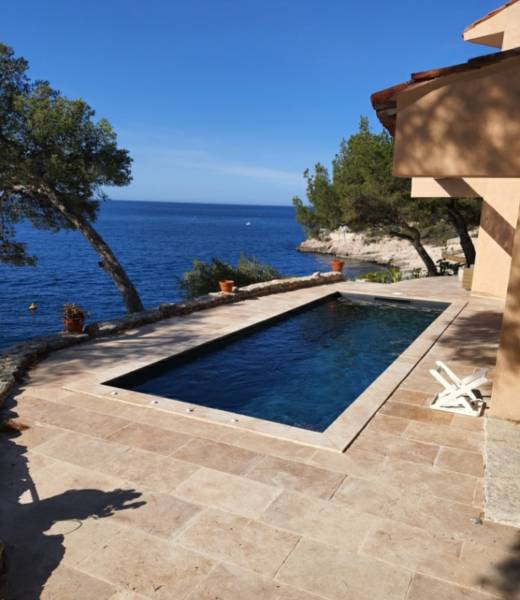 Construction d'une Piscine de 7 x 3, fond plat de 1.40 m, revêtement PVC armé gris anthracite, skimmer miroir gris à Cassis près de la Ciotat