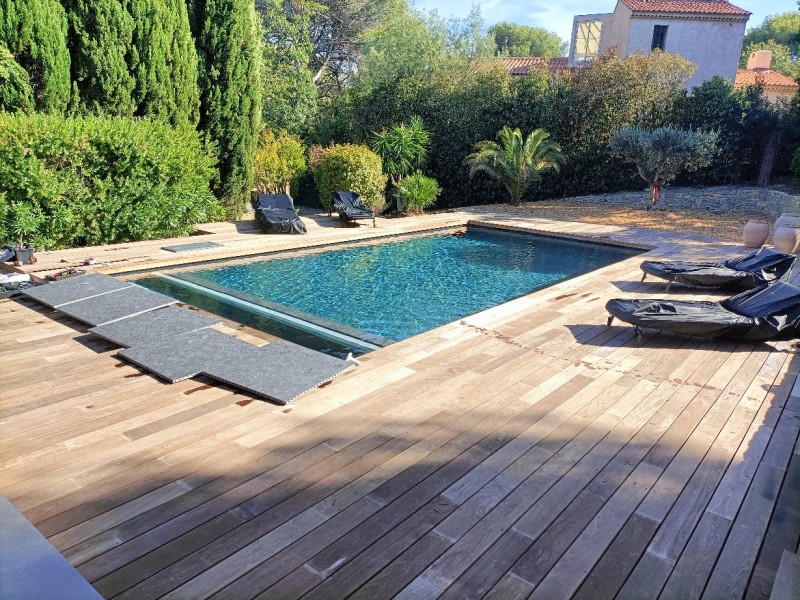 Pisciniste pour rénover une piscine en béton armé proche de Bandol dans le Var