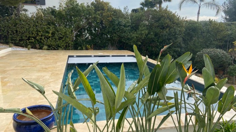 Construction d'une piscine de 8x4m avec rideau immergé et volet roulant à Bandol dans le Var