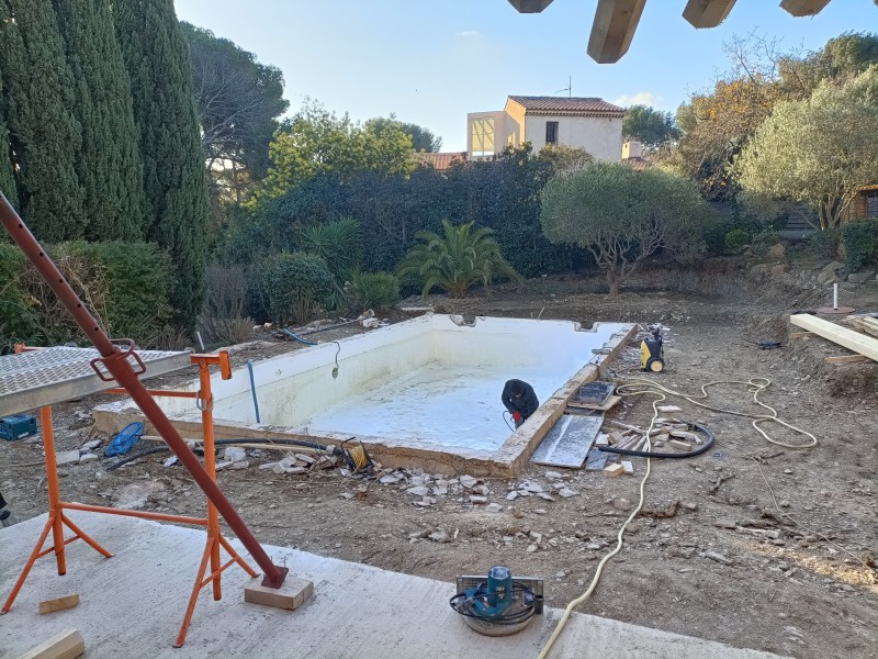 Pisciniste pour rénover une piscine en béton armé proche de Bandol dans le Var
