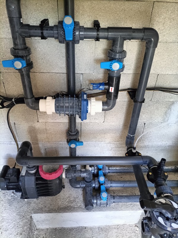 Electrolyseur au sel pour l'entretien d'une piscine dans le Var