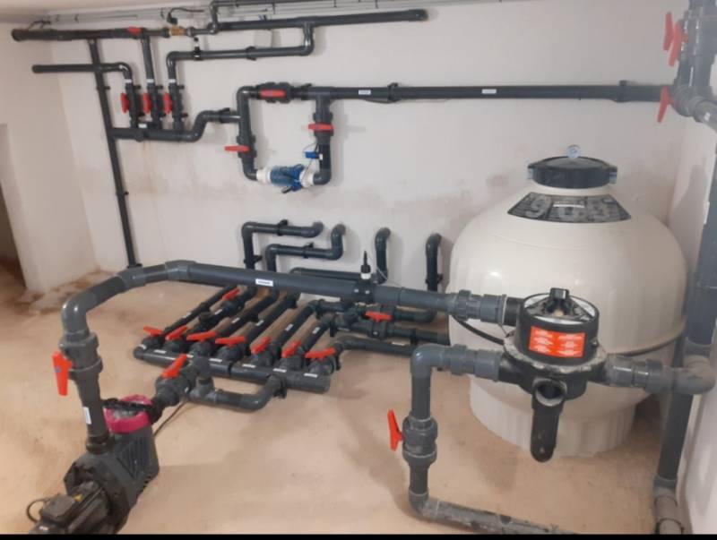 Pose de système de filtration à sable pour piscine
